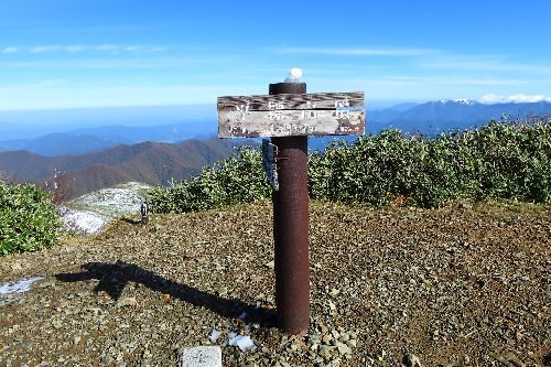 平標山々頂に着きました。広い山頂で大パノラマです。山というより広大な草原です。新潟の山はスケールが大きいわ！