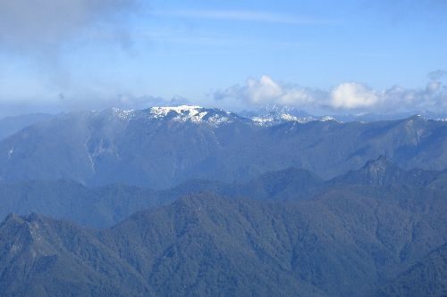 谷川連峰、その奥に尾瀬周辺の至仏山や燧ヶ岳、さらに左奥に巻機山なども見えます。すっと見ていたい。