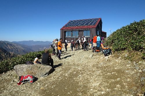 肩の小屋まで登ってきました。本日は快晴なので登山者が多いです。 それにしても秋とは思えない程、日差しが強く暑くて汗まみれです。