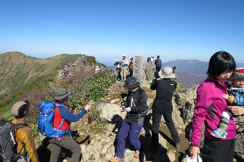 狭いオキノ耳山頂は人でごった返していました。ただ、登山者の多くは谷川岳をピストンする者が多く、ここから先はぐっと人は少なくなりました。