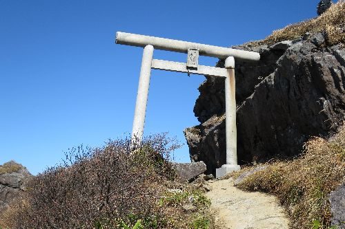 富士浅間神社の奥ノ院の鳥居をくぐっていきます。