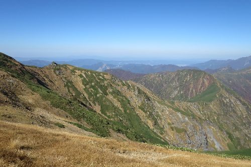 武能岳、大源太山に至る稜線が見えています。