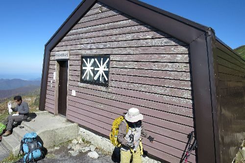 山頂から150m下る所に建つ茂倉避難小屋。中を覗くとしっかりとした立派な小屋でした。